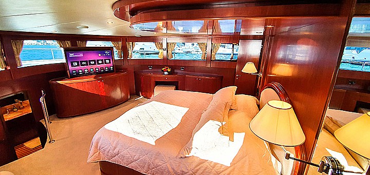 Johnson 87 - Johnson 87 Luxury yacht master