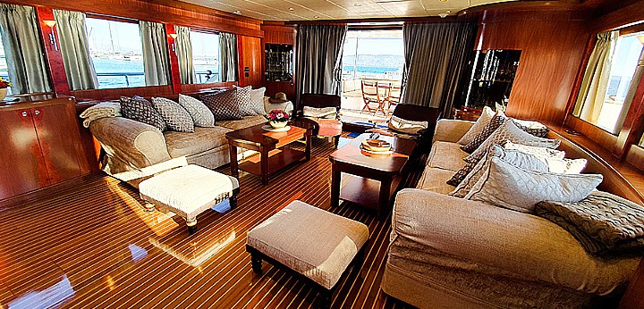 Johnson 87 - Johnson 87 Luxury yacht saloon