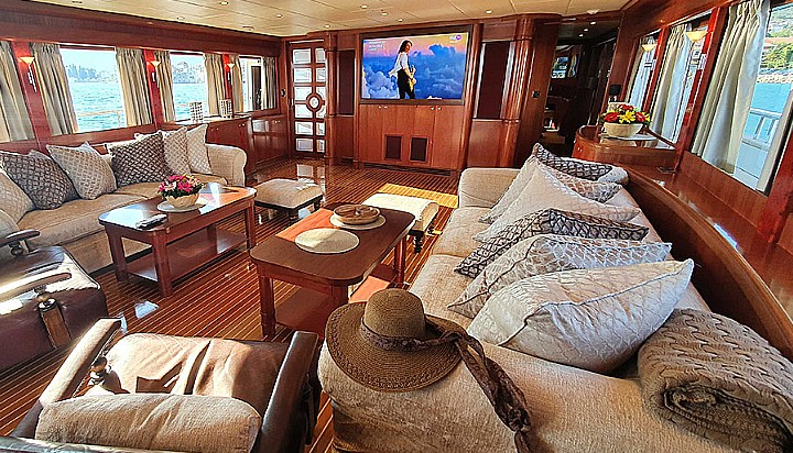 Johnson 87 - Johnson 87 Luxury yacht saloon