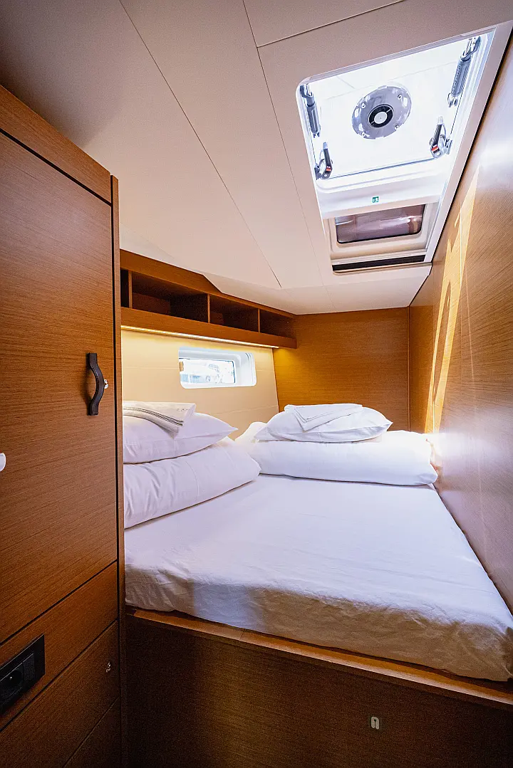 Jeanneau 54 - bow port side cabin