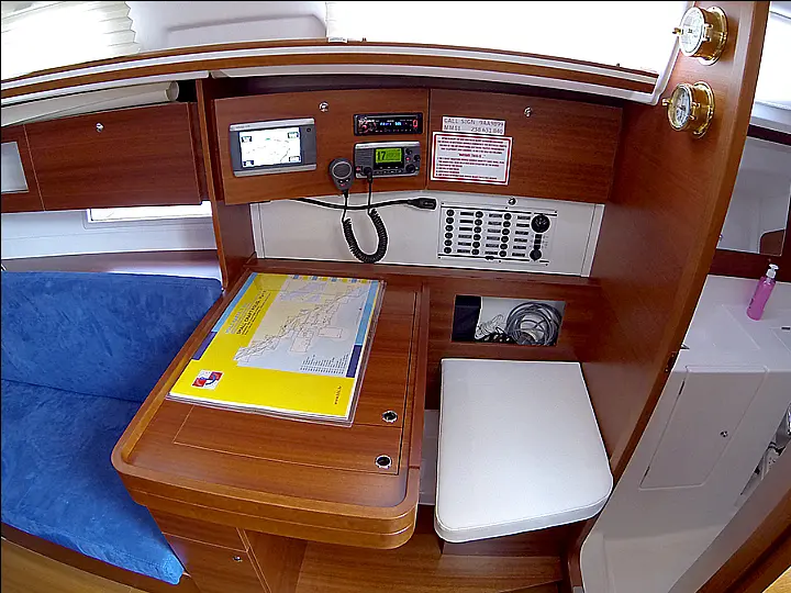 Dufour 335 GL - Dufour 335 GL navigation table