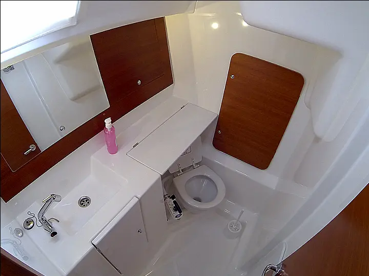 Dufour 335 GL - Dufour 335 GL bathroom