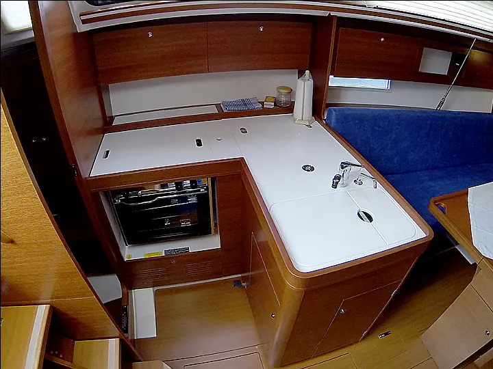 Dufour 335 GL - Dufour 335 GL galley