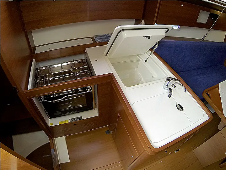 Dufour 335 GL - Dufour 335 GL galley