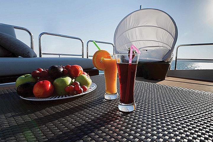 Johnson 87 - Johnson 87 Luxury yacht fly bridge table
