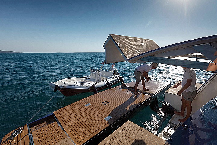 Johnson 87 - Johnson 87 Luxury yacht garage