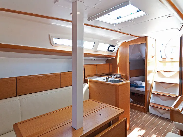 Sun Odyssey 33i - interior