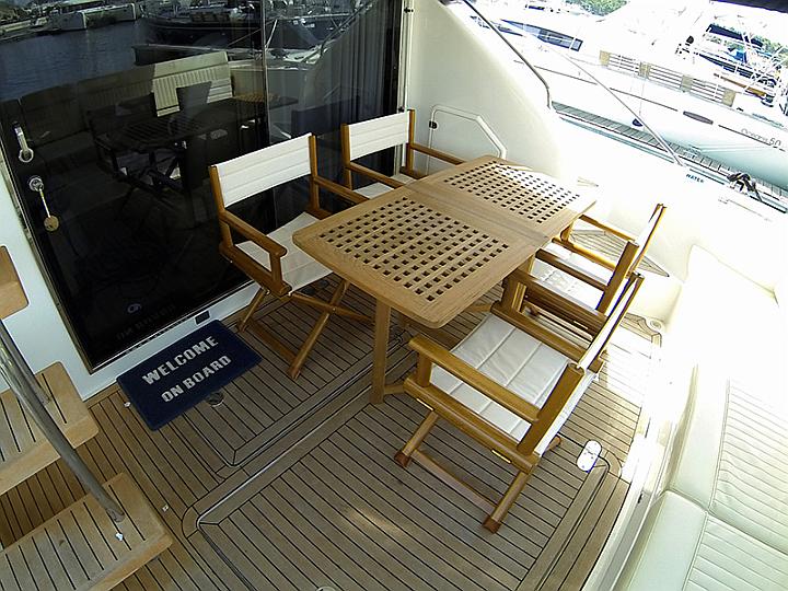Fairline Phantom 50 - Cockpit table