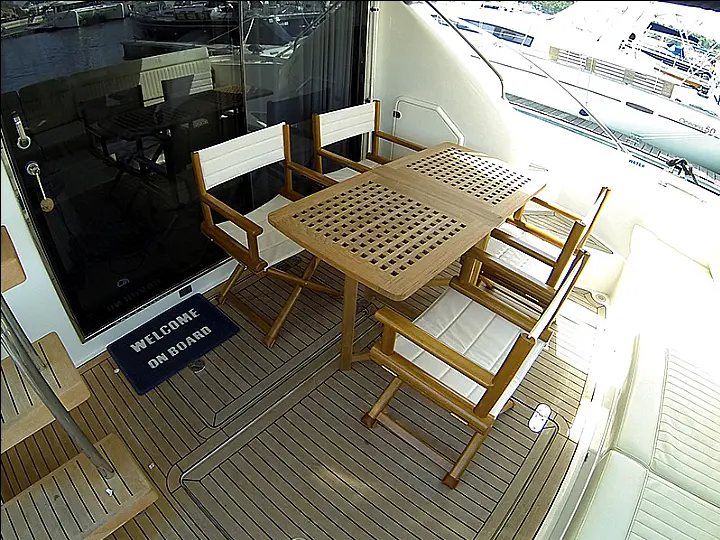 Fairline Phantom 50 - Cockpit table