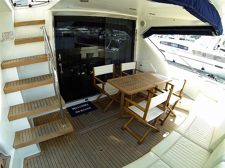 Fairline Phantom 50 - Cockpit table