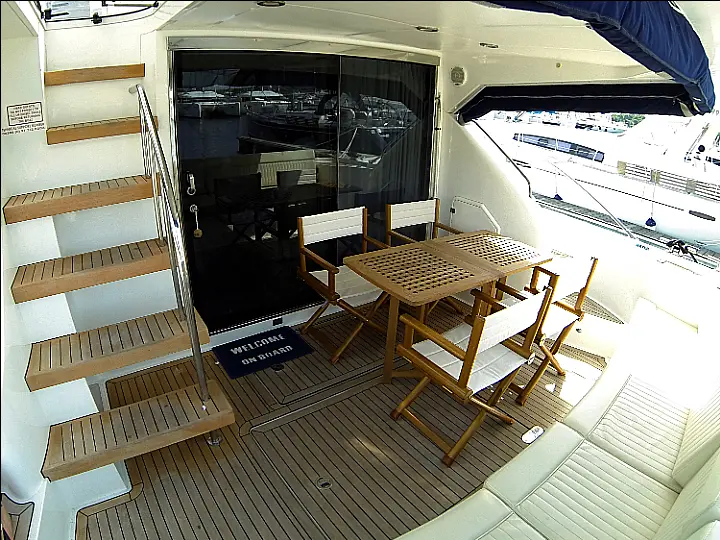 Fairline Phantom 50 - Cockpit table