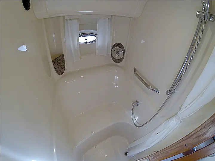 Sea Ray 455 - Bathrooom